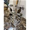 Image 3 : Earrings, bracelets, and stand