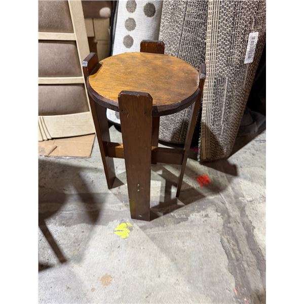 Plant stand 10 inches round 18 inches tall