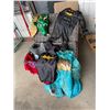 Image 1 : Costumes and chest