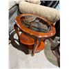 Image 1 : Side table, small chipping glass
