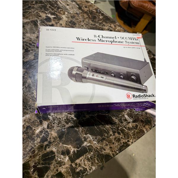 Eight – channel 900 MHZ wireless microphone system