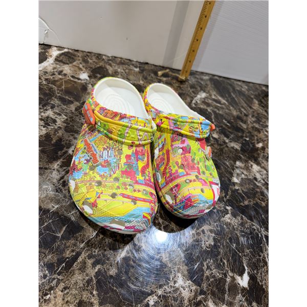 Disney crocs size 6, men's size 8 women's
