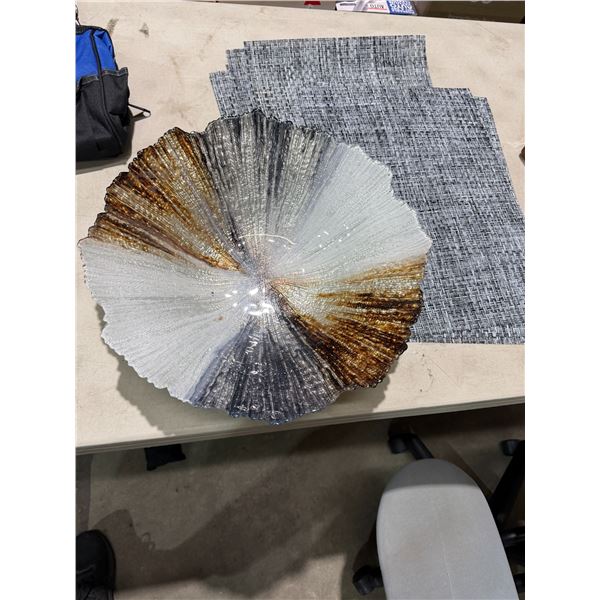 Placemats and decor bowl