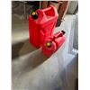 Image 1 : Fuel cans with fuel