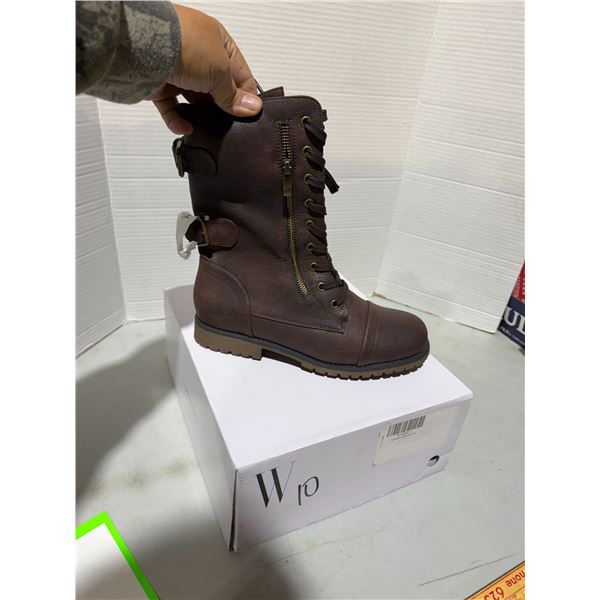 New women's boots size 10