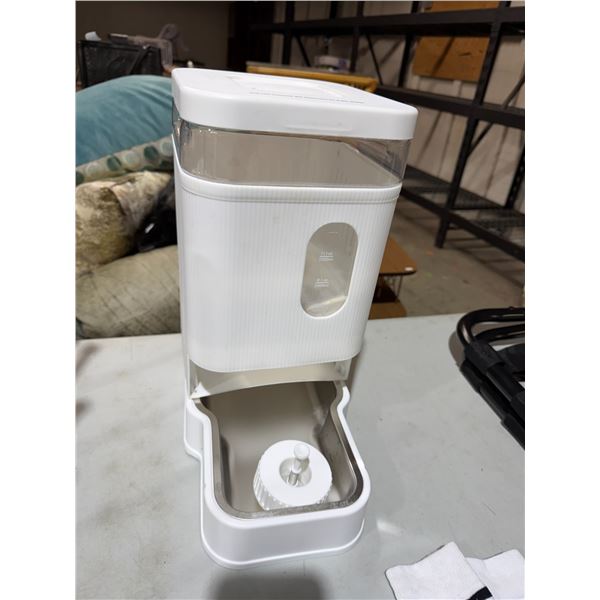 Pet food feeder