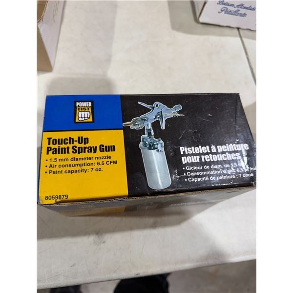 Touchup paint spray gun