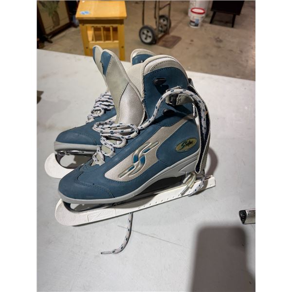 Skates size 8
