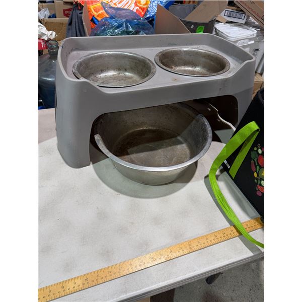 Pet stand with dishes