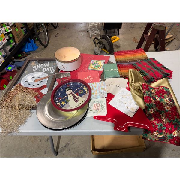 Table, linen, napkins, and Christmas decor