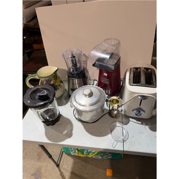 Kitchen appliances and ice bucket