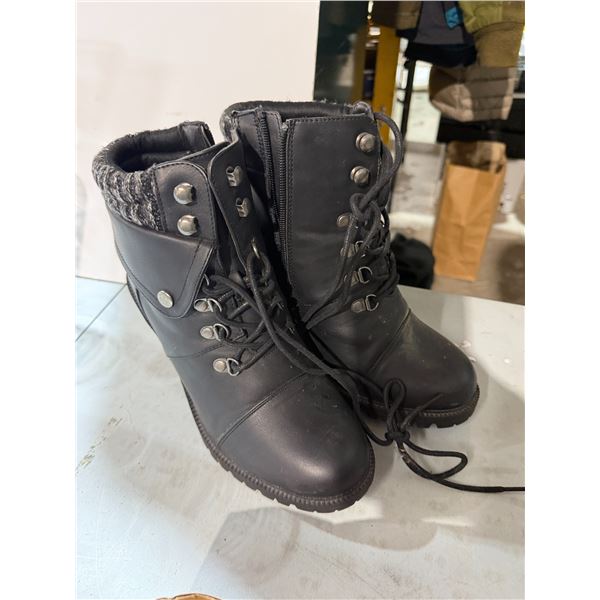 Boots size 10
