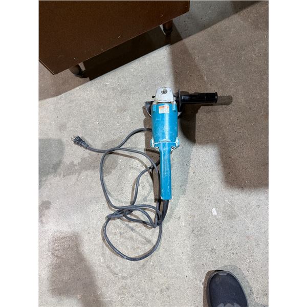 Makita 9005B Angle Grinder -- Works Great