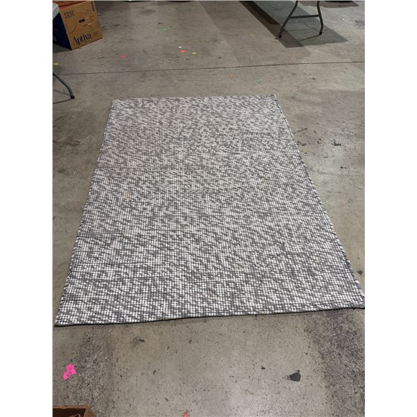 Area carpet 7' x 5'