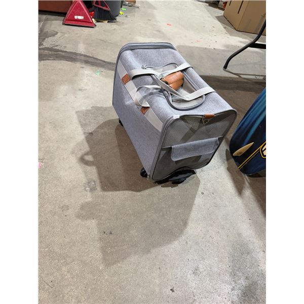 Rolling pet carrier
