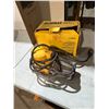 Image 1 : DeWalt heavy duty quarter inch sheets, grip sander