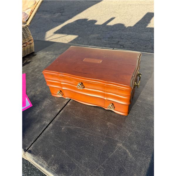Jewelry box