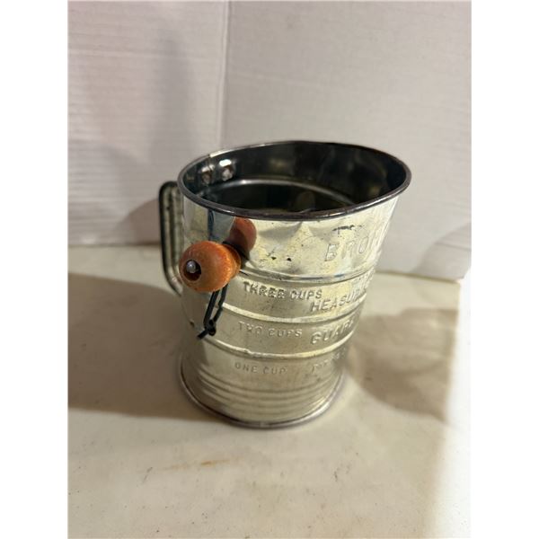 Flour sifter