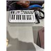 Image 1 : Keyboard and microphone