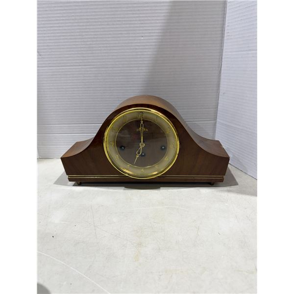 Solar mantel clock no key
