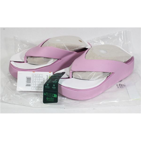 NEW CROKS WOMENS SANDALS SIZE 8