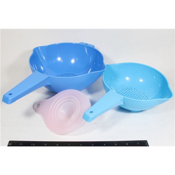 TWO TUPPERWARE STRAINERS WITH COLLAPSIBLE