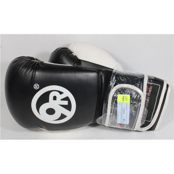 BLACK AND WHITE BOXING GLOVES MALE SIZE