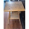 Image 6 : Square Oak Side Table with Turned Legs and Lower Shelf