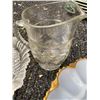 Image 5 : Pressed and Milk Glass Tableware Collection, 5 Pieces