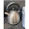 Image 5 : Kitchen Appliances and Cookware Lot
