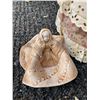 Image 4 : Decorative Lot: Fabric Mouse Doll, Stained Glass Angel, Straw Angel, Figurine