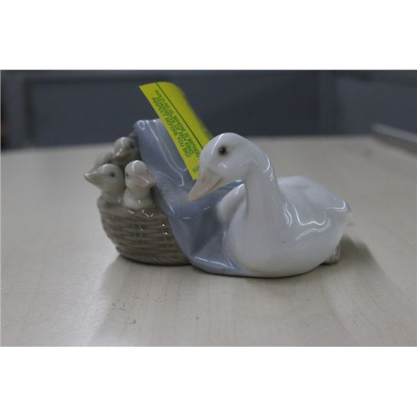Lladro Goose w/Goshlings Figurines