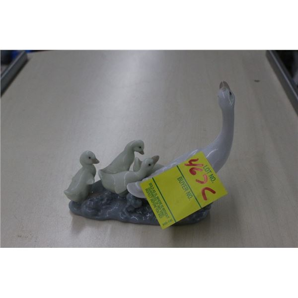 Lladro Goose w/Goshlings Figurines