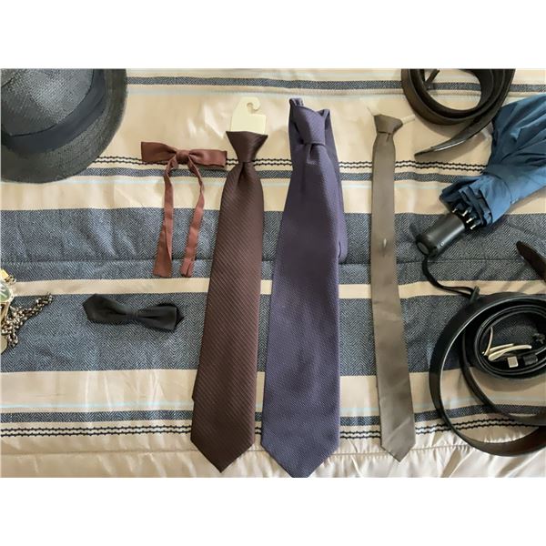 Lot with 7 Baseball Caps, 2 Leather Belts, 3 Neckties, Accessories