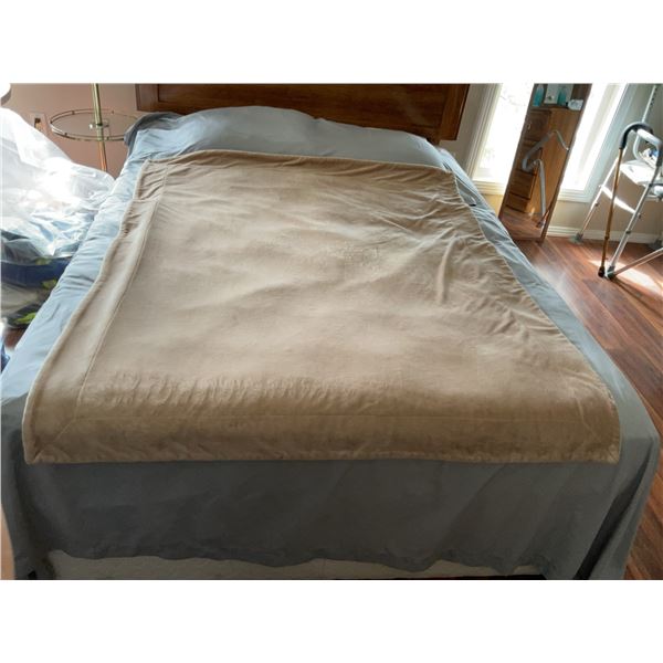 Household Linens Lot: 3 Queen Size Sheet Sets, Towels, Hudson Bay Blanket, Decor Pillows