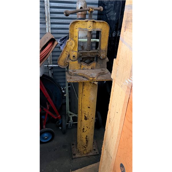Heavy-Duty Standing Pipe Vise w/ Hinged Yoke & Pedestal Base