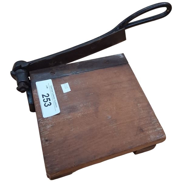 Miniature paper cutter 7"x7"