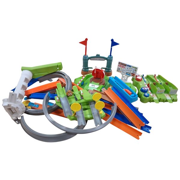Large collection of Mario Kart Hotwheels race track, EXTREMLEY DESIRABLE!