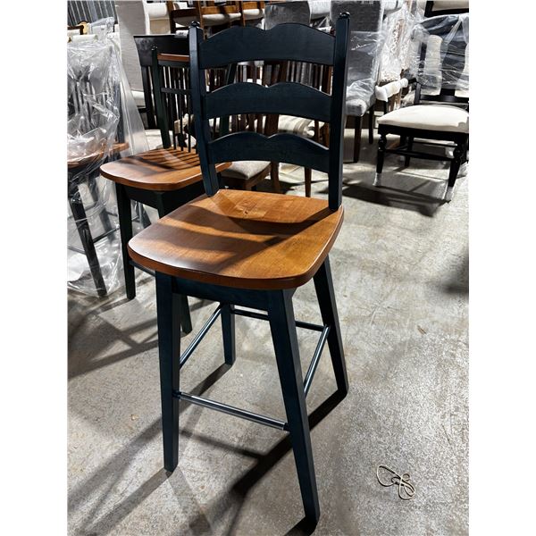 BAR STOOL WITH SWIVEL SEAT