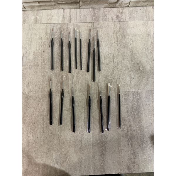 15 PCS - Different Sized Paint Brushes