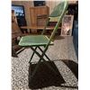 Image 7 : Antique Green Metal Folding Card Table With Two Matching Chairs