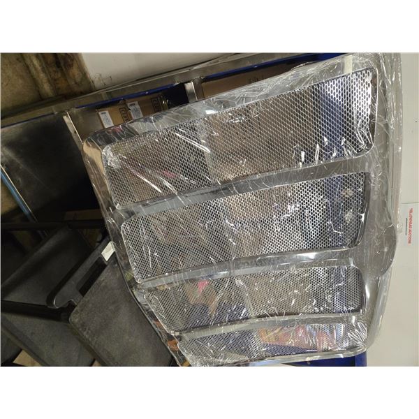 Peterbilt Semi Front Grill & 4 Plastic Wheel Well Liners