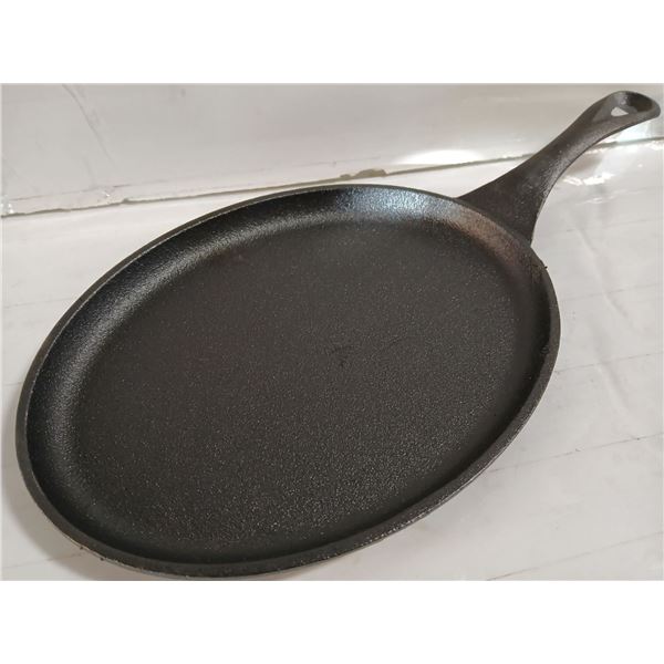 NEW OVAL CAST IRON SKILLET / FAJITA PAN 7.8" X 5.9