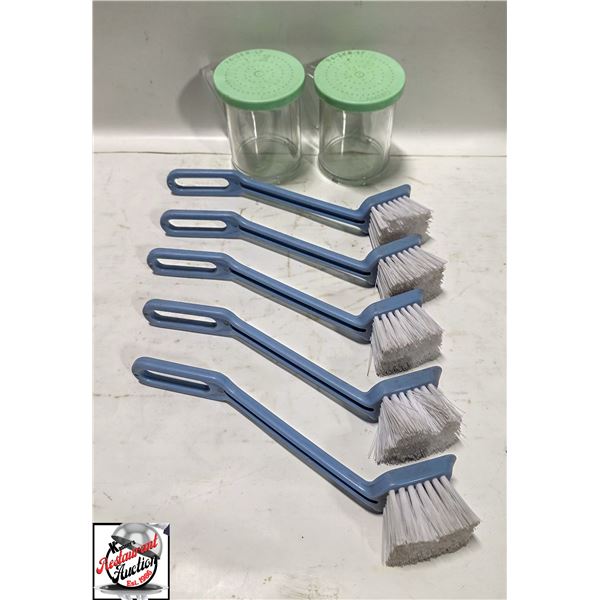 2 CAMBRO FINE DREDGERS & POLY POT BRUSHES