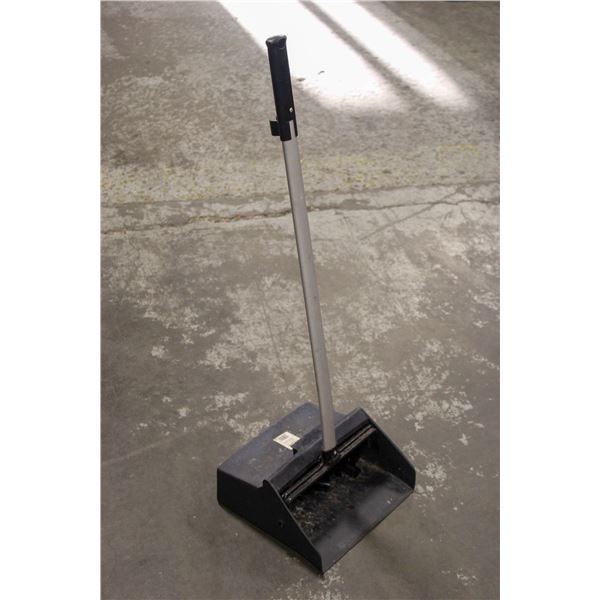 BAILIFF SEIZURE: GLOBE HEAVY-DUTY DUSTPAN