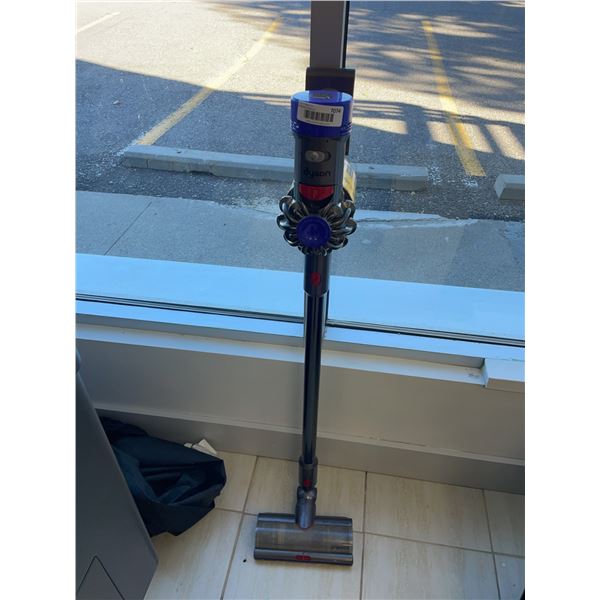 Dyson SV10 Cordless Vacuum with Anti-Tangle Head !NO CHARGER!
