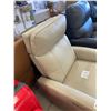 Image 7 : Beige Leather Power Recliner With USB Port 30x31x40