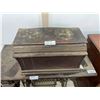 Image 14 : Singer Treadle Sewing Machine with Cabinet and Stool
