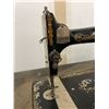 Image 15 : Singer Treadle Sewing Machine with Cabinet and Stool