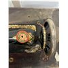 Image 24 : Singer Treadle Sewing Machine with Cabinet and Stool